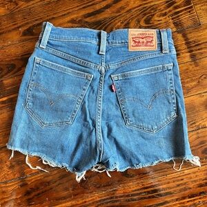LEVI CROP SHORTS